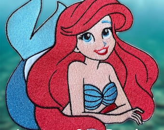 Toppa ricamata a forma di sirena, capelli rossi, coda blu, da cucire o da applicare con il ferro da stiro.