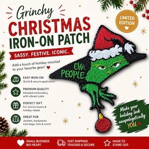 Op de afbeelding: Geborduurde opstrijkbare patch met de Grinch met een kerstmuts. De patch heeft de tekst "Grinchy Christmas Iron-On Patch" en "GW PEOPLE". De patch is groen, zwart, rood en wit. Limited edition.