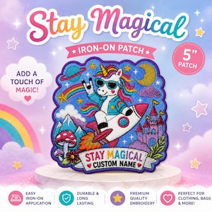 Könnte beinhalten: Ein 12,7 cm großes, besticktes Aufbügel-Patch mit einem weißen Einhorn mit Sonnenbrille und blauer Jacke, das auf einer Rakete reitet. Das Design zeigt einen Regenbogen, ein Schloss, einen Pilz und ein Banner mit dem Text Stay Magical Custom Name.