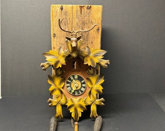 Orologio a cucù vintage prodotto in Germania Cervo cervo COSÌ COM'È Foresta Nera non testato per parti o riparazioni