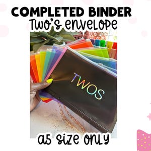 Puede incluir: Una colección de sobres de carpeta A5 de colores. El sobre negro en la parte delantera tiene la palabra "TWOS" en letras iridiscentes. También se ve el texto "COMPLETED BINDER Two's envelope" y "a5 size only".