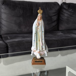 Estatua de Nuestra Señora de Fátima Estatuilla María Virgen hecha en Fátima, Portugal pintada a mano y decorada a mano por artesanos locales