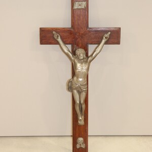 Großes antikes Holzkreuz (1945) mit Metallkruzifix - religiöses christliches hängendes 27,5 &quot;
