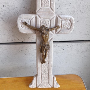 Crucifijo de pared vintage: cruz con textura de aspecto de piedra