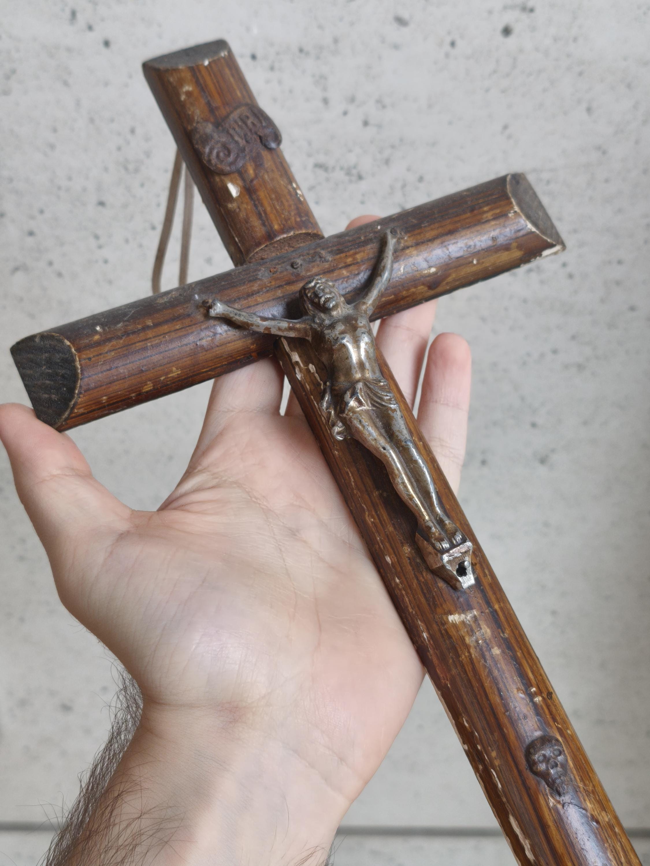 ヴィンテージ木製十字架と金属製イエス像 - 素朴なキリスト教の壁装飾