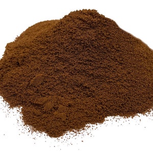 以下が含まれることがあります： 濃い茶色のインスタントコーヒーの粒の山のクローズアップ。