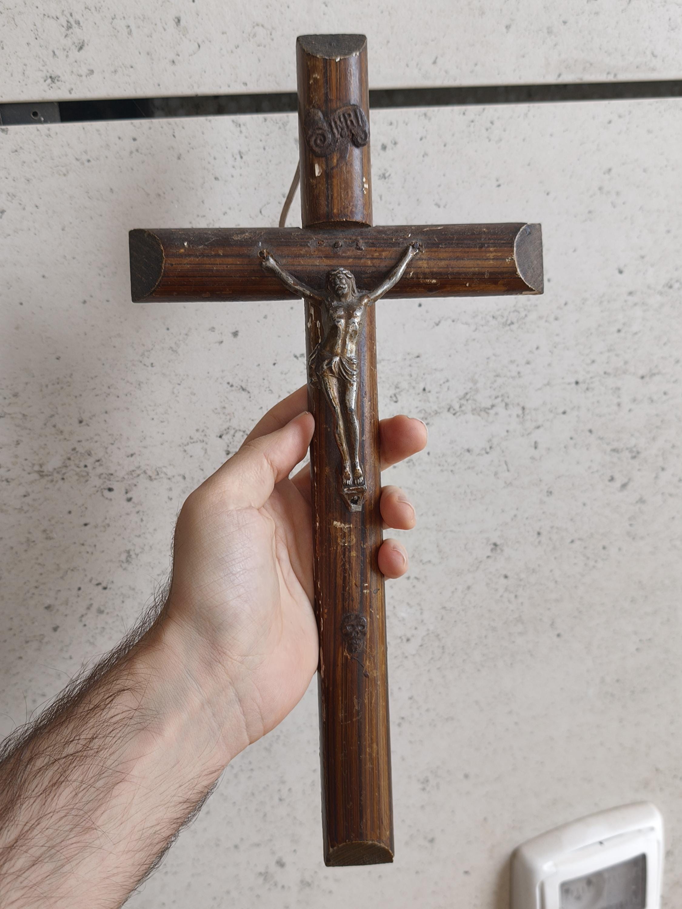 ヴィンテージ木製十字架と金属製イエス像 - 素朴なキリスト教の壁装飾