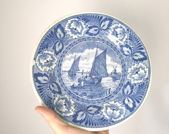 Vintage Boch België Delfts blauw wandbord - groot 9,25" decoratief bord - Nederlandse nautische scène met zeilschepen windmolen blauw en wit