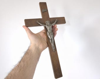 Crucifijo grande vintage de madera y metal - Cruz de pared de 38 cm - Decoración religiosa para el hogar de mediados de siglo - Corpus de Jesús en roble y tono plateado