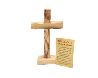 Puede incluir: Una pequeña cruz de madera hecha de madera de olivo, que se encuentra sobre una base de madera. La cruz es un símbolo cristiano tradicional y se utiliza a menudo como decoración religiosa o regalo. La cruz viene acompañada de un certificado de autenticidad, que indica que la madera proviene de un árbol que creció en Belén, el lugar de nacimiento de Jesús.