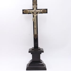 Kreuz Holz Antik Metall Kruzifix stehen religiösen Christentum Altar schwarz