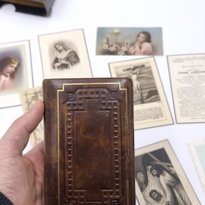 Livre de prières antique avec beaucoup de cartes cadeau christianisme religion chrétienne