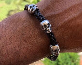 Pulsera de hombre, pulsera piel y plata con calaveras, MODELO SKULL 3, regalo amigo, original design by OBBVIUS, joyería hecha mano