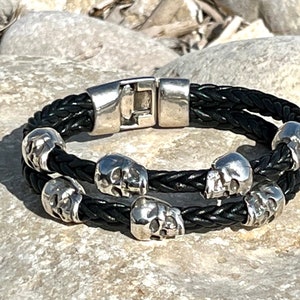 Herenarmband, leren en zilveren armband met schedels, SKULL d MODEL, vriendencadeau, origineel ontwerp van OBBVIUS, handgemaakte sieraden