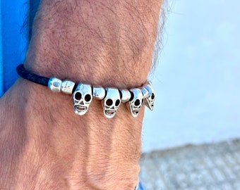 Pulsera de hombre, pulsera piel y plata con calaveras, MODELO SKULL 3, regalo amigo, original design by OBBVIUS, joyería hecha mano