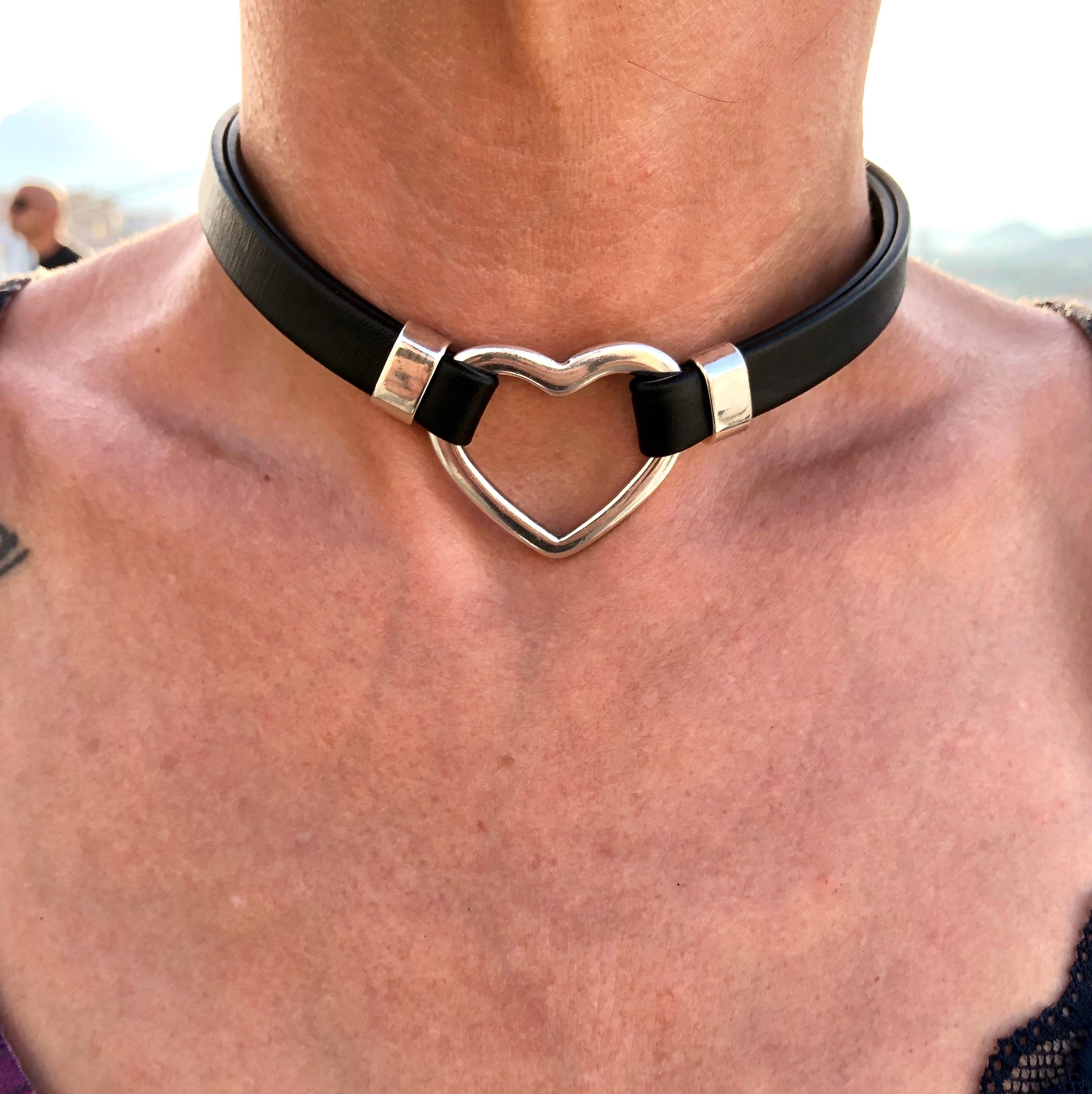 【EVERYBIRTHDAY】Ribbon Gold Ring Leather Choker 71hMKvMhQbL._AC_SL1500_.jpg