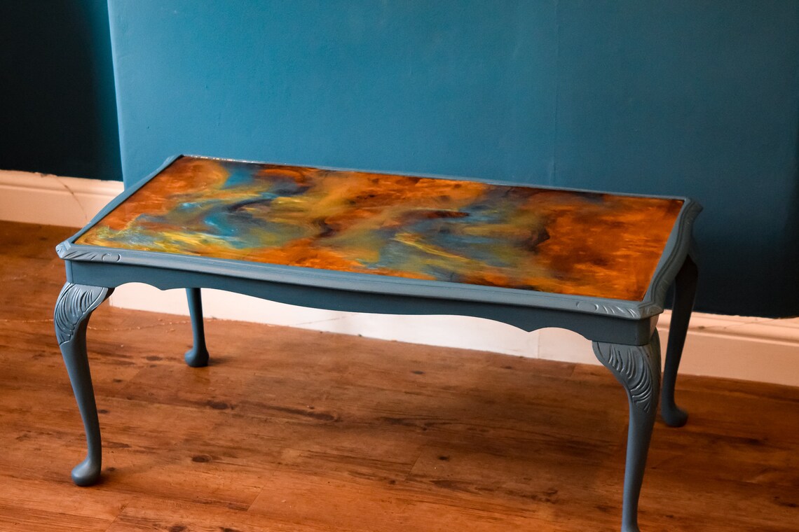 Handbemalter Couchtisch aus Naturholz mit epoxyfarbenem | Etsy