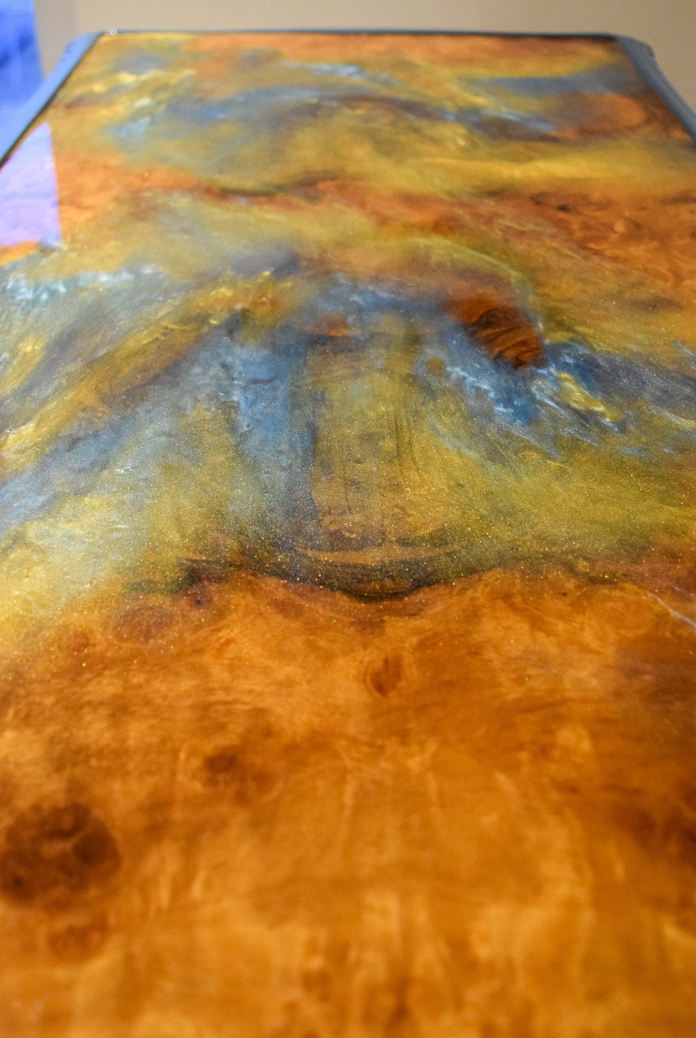 Handbemalter Couchtisch aus Naturholz mit epoxyfarbenem | Etsy