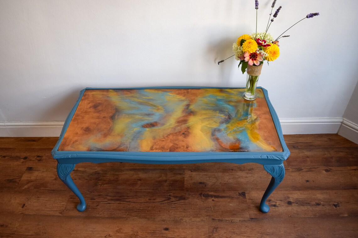 Handbemalter Couchtisch aus Naturholz mit epoxyfarbenem | Etsy