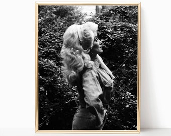 Dolly Parton Garden Portrait Country Music Singer Print Poster Black and White Retro Vintage Photography Canvas Frame Printed Wall Art Decor