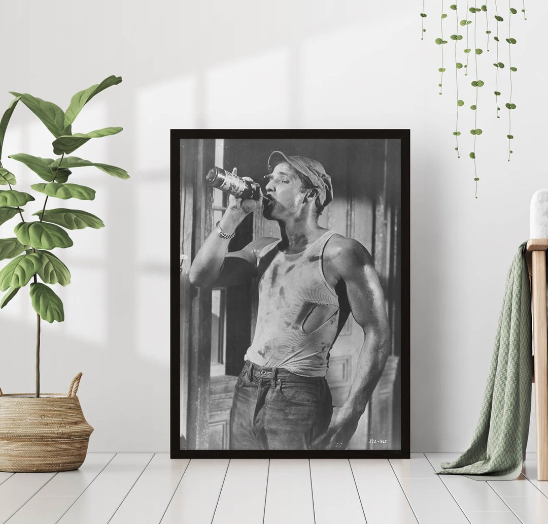 marlon-brando-drinking-beer-vintage-old-black-and-white-photography