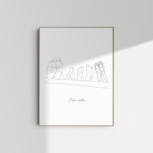 Könnte beinhalten: Ein rechteckiger Wandkunstdruck mit einer schwarzen Strichzeichnung von fünf unterschiedlich großen Fußpaaren in einer Reihe. Unter den Füßen steht der Text "Family is everything" in einer dünnen, kursiven schwarzen Schrift auf weißem Grund.