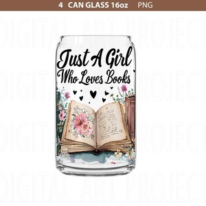 K&ouml;nnte beinhalten: Ein klares 473ml-Glas im Dosenstil mit dem Text "Just A Girl Who Loves Books". Das Glas zeigt ein offenes Buch mit floralen Akzenten und kleinen schwarzen Herzen. Zus&auml;tzliche B&uuml;cher und Blumen sind ebenfalls zu sehen.
