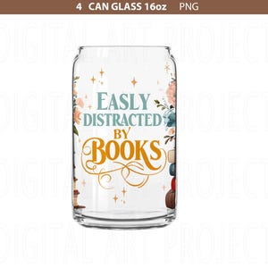 K&ouml;nnte beinhalten: Ein klares 473ml-Glas in Dosenform mit dem Text "Easily Distracted By Books" in T&uuml;rkis und Orange. Das Glas ist mit floralen und sternf&ouml;rmigen Akzenten verziert.
