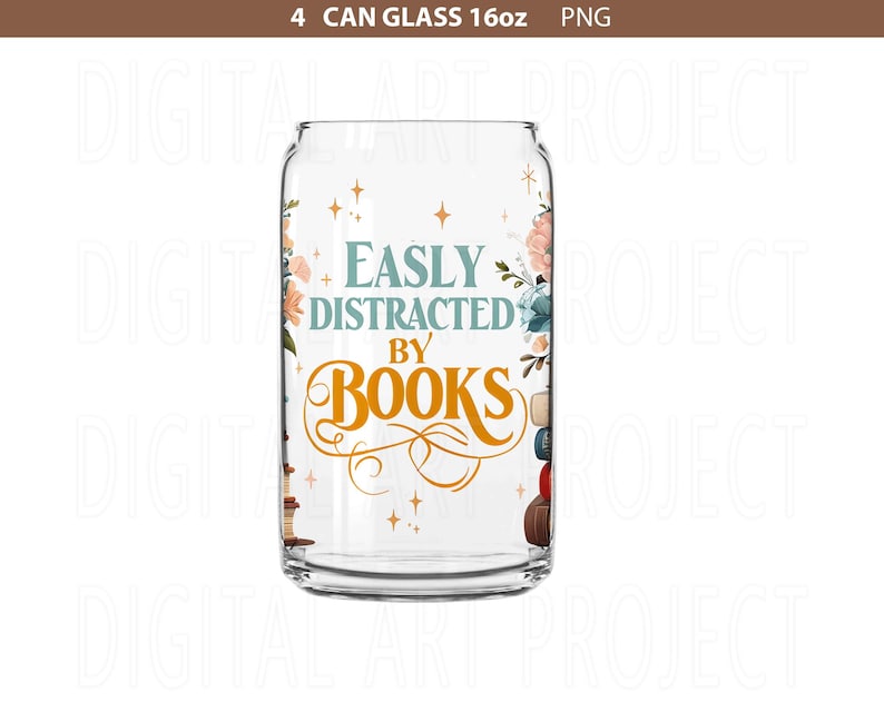 K&ouml;nnte beinhalten: Ein klares 473ml-Glas in Dosenform mit dem Text "Easily Distracted By Books" in T&uuml;rkis und Orange. Das Glas ist mit floralen und sternf&ouml;rmigen Akzenten verziert.