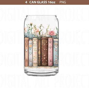 K&ouml;nnte beinhalten: Ein klares 16oz-Glas mit Blumendesign und einer Reihe illustrierter B&uuml;cher. Die B&uuml;cher haben dekorative Buchr&uuml;cken mit Herzen und anderen Verzierungen. Die Oberseite des Glases zeigt rosa und wei&szlig;e Blumen und Gr&uuml;n.
