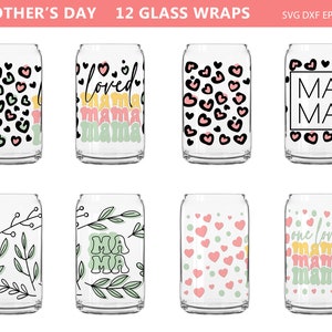 K&ouml;nnte beinhalten: Eine Sammlung von 12 Glasverpackungen mit verschiedenen Designs. Einige Wraps zeigen Leopardenmuster, Herzen und florale Muster. Andere Wraps haben die W&ouml;rter "loved mama" und "mama" in einer Retro-Schriftart. Der Text "Mother's Day" steht oben.