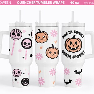 K&ouml;nnte beinhalten: Drei wei&szlig;e Becher mit 40 Unzen und verschiedenen Halloween-Designs. Der erste Becher hat ein pink-schwarzes Totenkopf- und Lolli-Design. Der zweite Becher hat ein pink-orangenes K&uuml;rbis-Design mit einer pinken Blume und Herzen. Der dritte Becher hat ein schwarz-orangenes K&uuml;rbis-Design mit dem Text "Sorta Sweet Sorta Spooky" und einer Fledermaus.