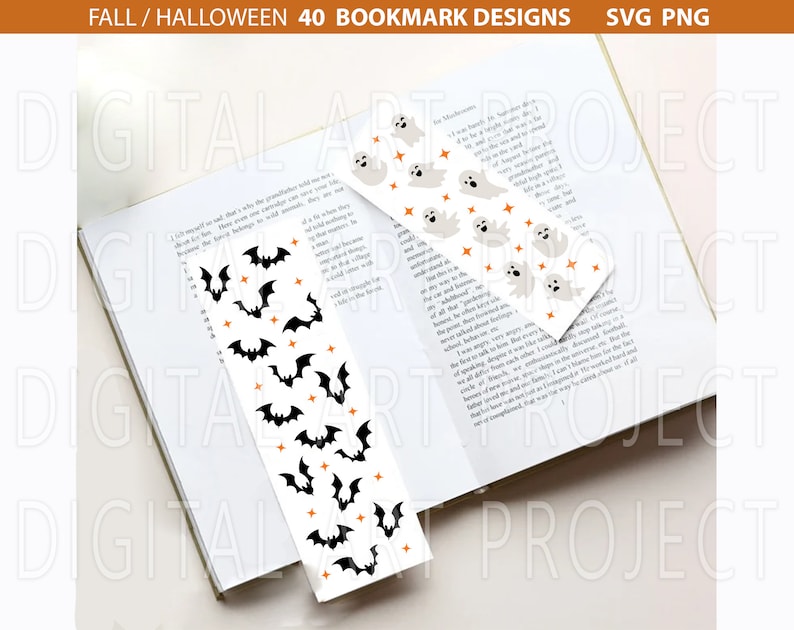 Puede incluir: Dos marcadores de libros con tem&aacute;tica de Halloween. Un marcador de libros presenta un fondo blanco con murci&eacute;lagos negros y estrellas naranjas. El otro marcador de libros presenta un fondo blanco con fantasmas grises y estrellas naranjas. Ambos marcadores de libros est&aacute;n en un libro.