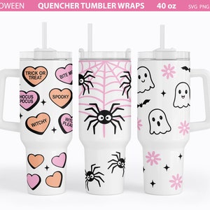 K&ouml;nnte beinhalten: Drei 40-Unzen-Becher-Verpackungen mit Halloween-Designs. Die erste Verpackung zeigt ein pinkfarbenes und schwarzes Spinnennetz mit einer Spinne in der Mitte. Die zweite Verpackung zeigt ein pinkfarbenes und schwarzes Spinnennetz mit einer Spinne in der Mitte. Die dritte Verpackung zeigt einen wei&szlig;en Geist mit rosa Blumen und Flederm&auml;usen.