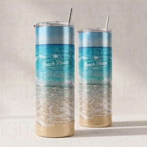 Puede incluir: Dos vasos de acero inoxidable con tapas y pajitas. Los vasos presentan un dise&ntilde;o de escena de playa con cielo azul, olas del oc&eacute;ano y arena. El texto "Beach Please" est&aacute; impreso en la parte delantera.
