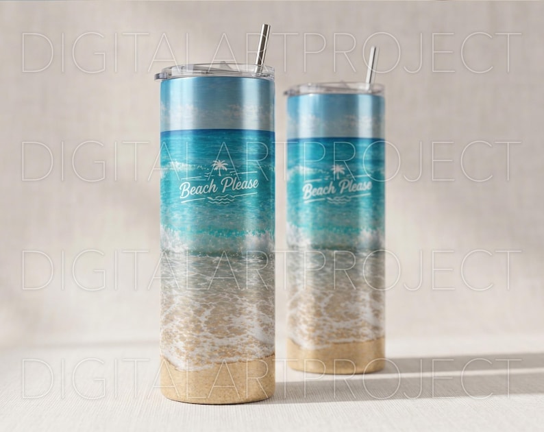 Puede incluir: Dos vasos de acero inoxidable con tapas y pajitas. Los vasos presentan un dise&ntilde;o de escena de playa con cielo azul, olas del oc&eacute;ano y arena. El texto "Beach Please" est&aacute; impreso en la parte delantera.