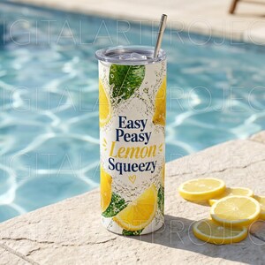 Puede incluir: Un vaso blanco con tapa y pajita plateada, con un dise&ntilde;o de limones, hojas verdes y gotas de agua. El texto "Easy Peasy Lemon Squeezy" est&aacute; en el vaso. Varias rodajas de lim&oacute;n est&aacute;n dispuestas junto al vaso.