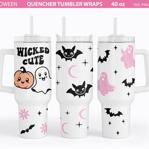 K&ouml;nnte beinhalten: Drei 40-Unzen-Becher-Verpackungen mit Halloween-Motiven. Die erste Verpackung zeigt einen K&uuml;rbis und ein Gespenst mit dem Text "Wicked Cute". Die zweite Verpackung zeigt eine schwarze Fledermaus und einen Halbmond mit rosa Sternen. Die dritte Verpackung zeigt ein rosa Gespenst und schwarze Flederm&auml;use mit rosa Sternen.