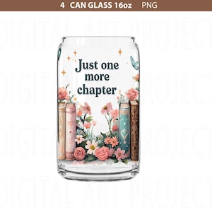 K&ouml;nnte beinhalten: Ein klares 16oz-Glas mit dem Text "Just one more chapter" in Dunkelgr&uuml;nblau. Das Glas ist mit Aquarellillustrationen von B&uuml;chern, Blumen und Schmetterlingen in Rosa-, Pfirsich- und Gr&uuml;nt&ouml;nen verziert.