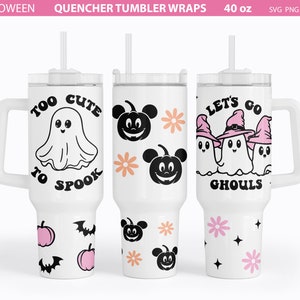 K&ouml;nnte beinhalten: Drei 40-Unzen-Becher-Verpackungen mit Halloween-Motiven. Die erste Verpackung zeigt einen Geist mit dem Text "Too Cute To Spook". Die zweite Verpackung zeigt einen Mickey-Maus-Kopf mit einem K&uuml;rbisgesicht und einer rosa Blume. Die dritte Verpackung zeigt drei Geister, die Hexenh&uuml;te tragen, mit dem Text "Let's Go Ghouls".