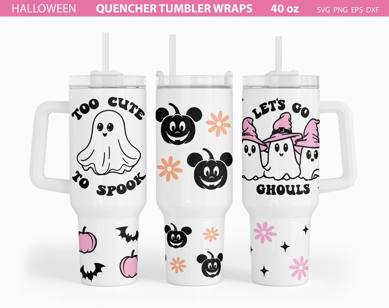 K&ouml;nnte beinhalten: Drei 40-Unzen-Becher-Verpackungen mit Halloween-Motiven. Die erste Verpackung zeigt einen Geist mit dem Text "Too Cute To Spook". Die zweite Verpackung zeigt einen Mickey-Maus-Kopf mit einem K&uuml;rbisgesicht und einer rosa Blume. Die dritte Verpackung zeigt drei Geister, die Hexenh&uuml;te tragen, mit dem Text "Let's Go Ghouls".