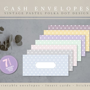 Op de afbeelding: Zeven bedrukbare pastelkleurige polka dot-enveloppen met een vintage ontwerp. De enveloppen zijn in tinten paars, geel, groen, roze en grijs. De enveloppen zijn op elkaar gestapeld.
