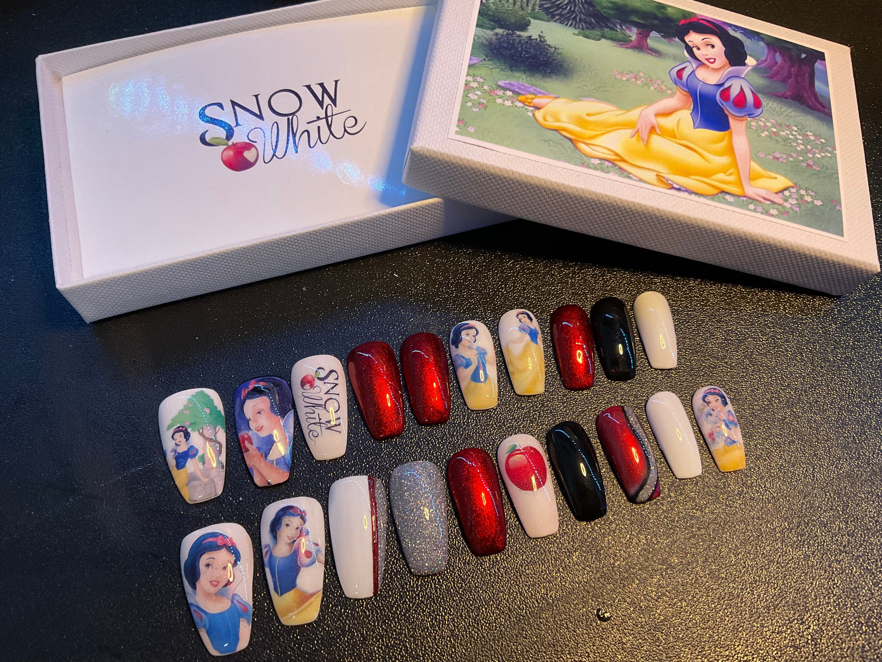 Halloween gel nails - Snow White poison apple and the evil queen.