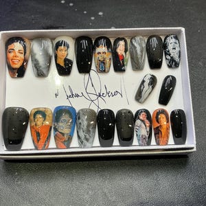 Puede incluir: Un conjunto de uñas postizas ovaladas con imágenes de Michael Jackson. Los diseños incluyen retratos, efectos de mármol y negro liso. Presentadas en una caja blanca, estas uñas ofrecen una variedad de estilos.