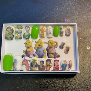 Juego completo de 20 uñas de gel… inspiradas en DREAMWORKS… (inspiradas en SHREK) cualquier forma y largo