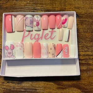 Juego completo de 20 uñas de gel... WINNIE THE POOH (cerdito) inspirado en Disney... cualquier forma y largo