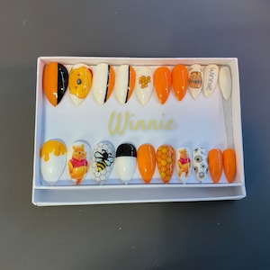 Juego completo de 20 uñas de gel... WINNIE THE POOH (winnie) inspirado en Disney... cualquier forma y largo