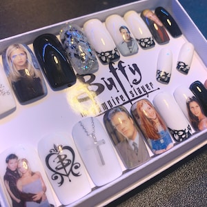 Set completo de 20 uñas de gel… inspirado en Buffy, la cazavampiros.