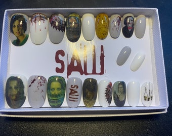 Uñas acrílicas inspiradas en la película SAW: set de uñas acrílicas de terror