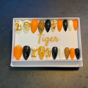 Volles Set mit 20x Gelnägeln… Disney inspiriert von WINNIE PUOH (Tiger)… jede Form und Länge